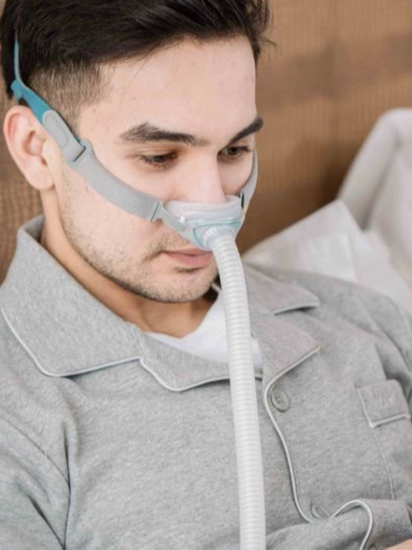 BMC N6 Burun Altı Yastıkçık CPAP Maskesi, kafa bandı takılı ve minimalist tasarımıyla