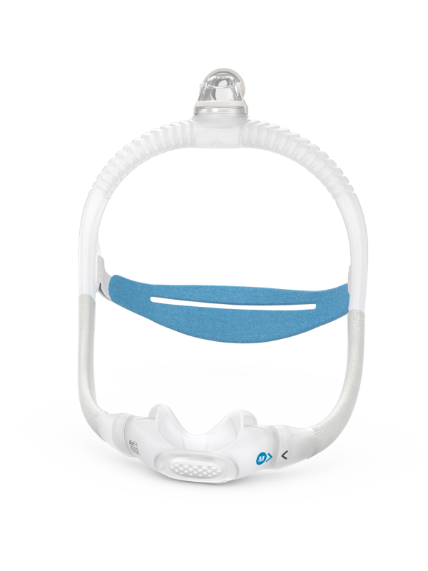 ResMed AirFit N30i Burun Altı CPAP Maskesi - Baş Üstü Hortum Bağlantılı Konfor ResMed AirFit N30i burun altı CPAP maskesi, baş üstü hortum bağlantısıyla bir modelin kullanıcının yüzünde duruşu.
