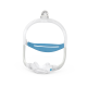 ResMed AirFit N30i Burun Altı CPAP Maskesi - Baş Üstü Hortum Bağlantılı Konfor ResMed AirFit N30i burun altı CPAP maskesi, baş üstü hortum bağlantısıyla bir modelin kullanıcının yüzünde duruşu.