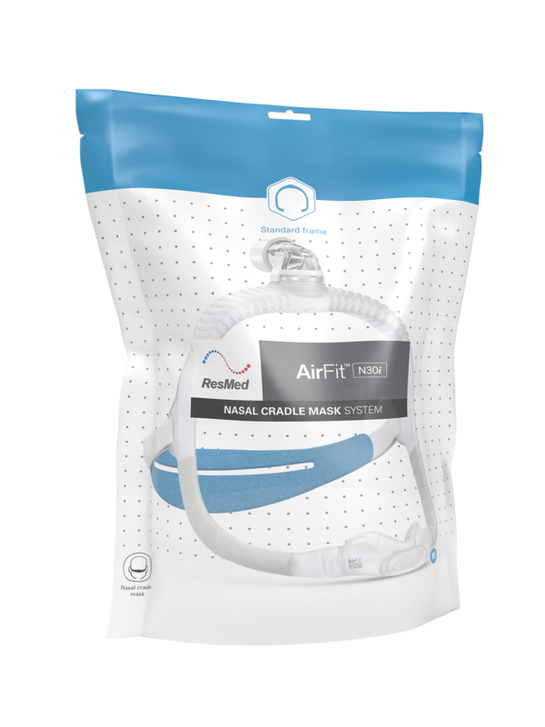 ResMed AirFit N30i Burun Altı CPAP Maskesi - Baş Üstü Hortum Bağlantılı Konfor ResMed AirFit N30i burun altı CPAP maskesi, baş üstü hortum bağlantısıyla bir modelin kullanıcının yüzünde duruşu.