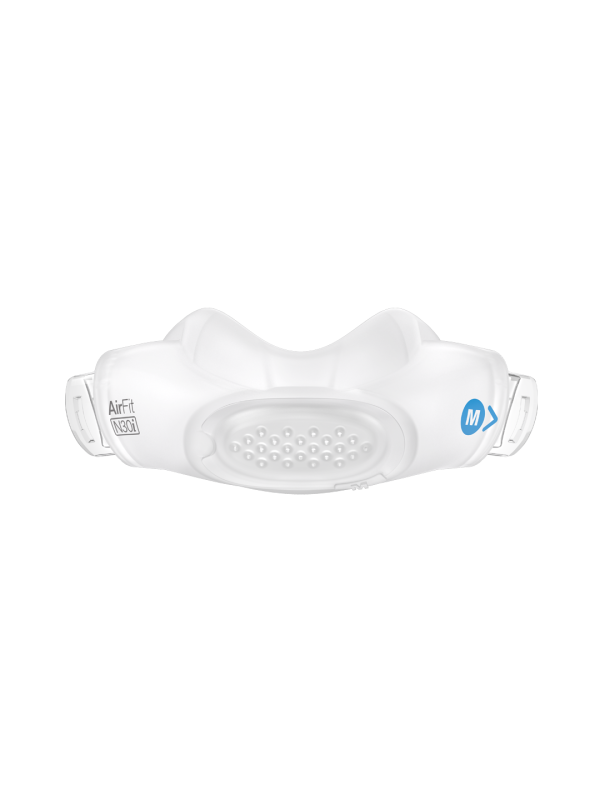 ResMed AirFit N30i Burun Altı CPAP Maskesi - Baş Üstü Hortum Bağlantılı Konfor ResMed AirFit N30i burun altı CPAP maskesi, baş üstü hortum bağlantısıyla bir modelin kullanıcının yüzünde duruşu.