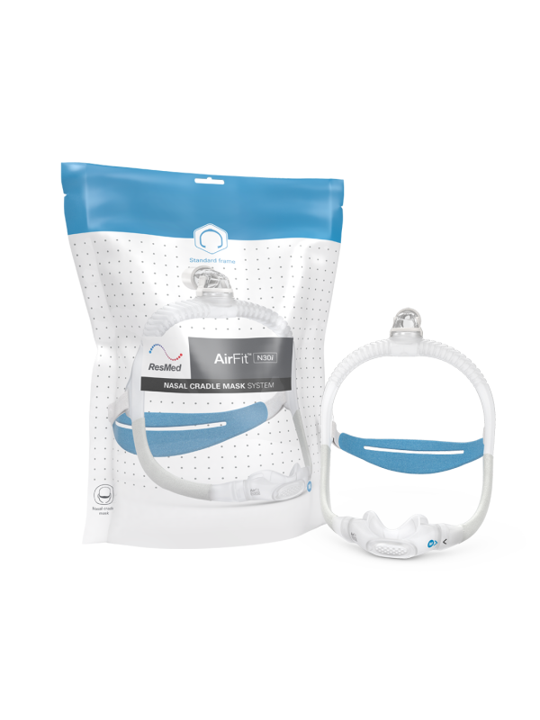 ResMed AirFit N30i Burun Altı CPAP Maskesi - Baş Üstü Hortum Bağlantılı Konfor ResMed AirFit N30i burun altı CPAP maskesi, baş üstü hortum bağlantısıyla bir modelin kullanıcının yüzünde duruşu.